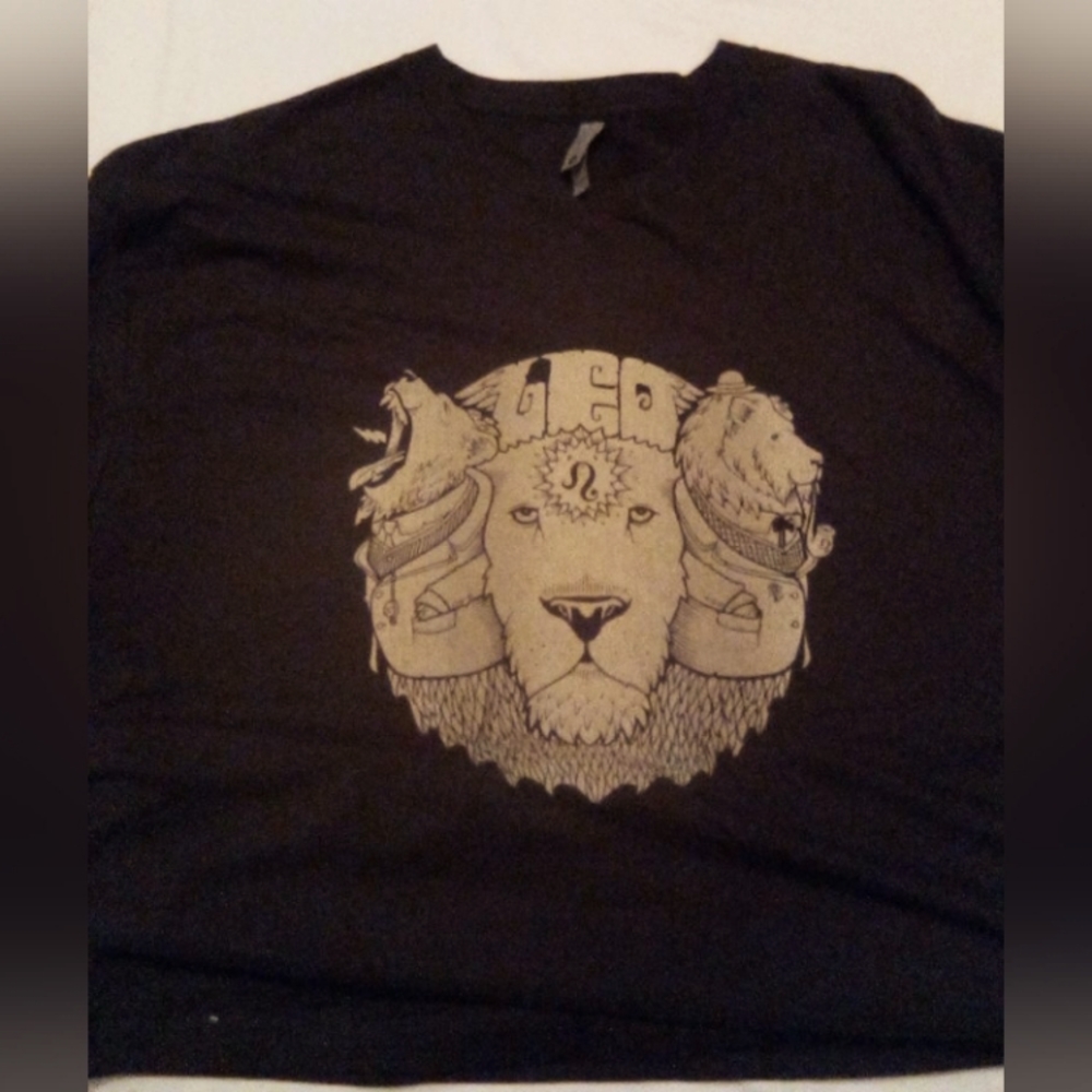 Men's graphic tee, size XL